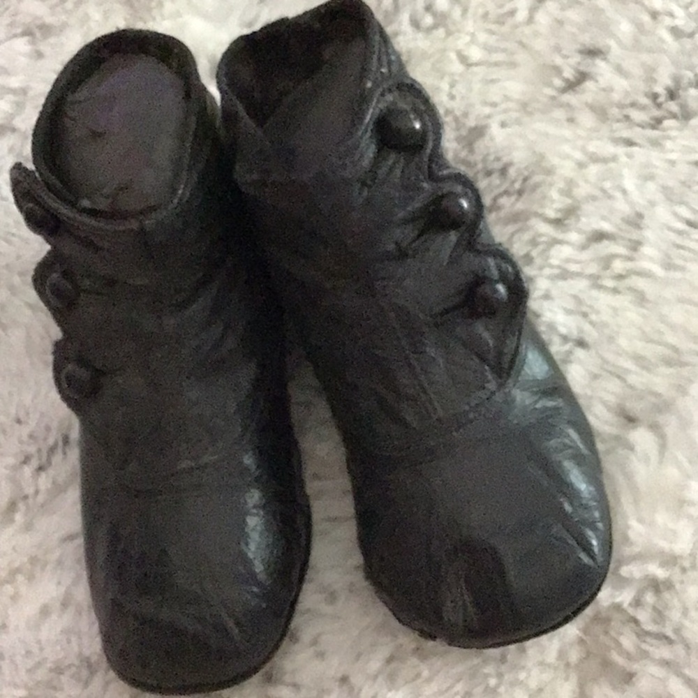 Antique Victorian leather Childs booties in very good condition